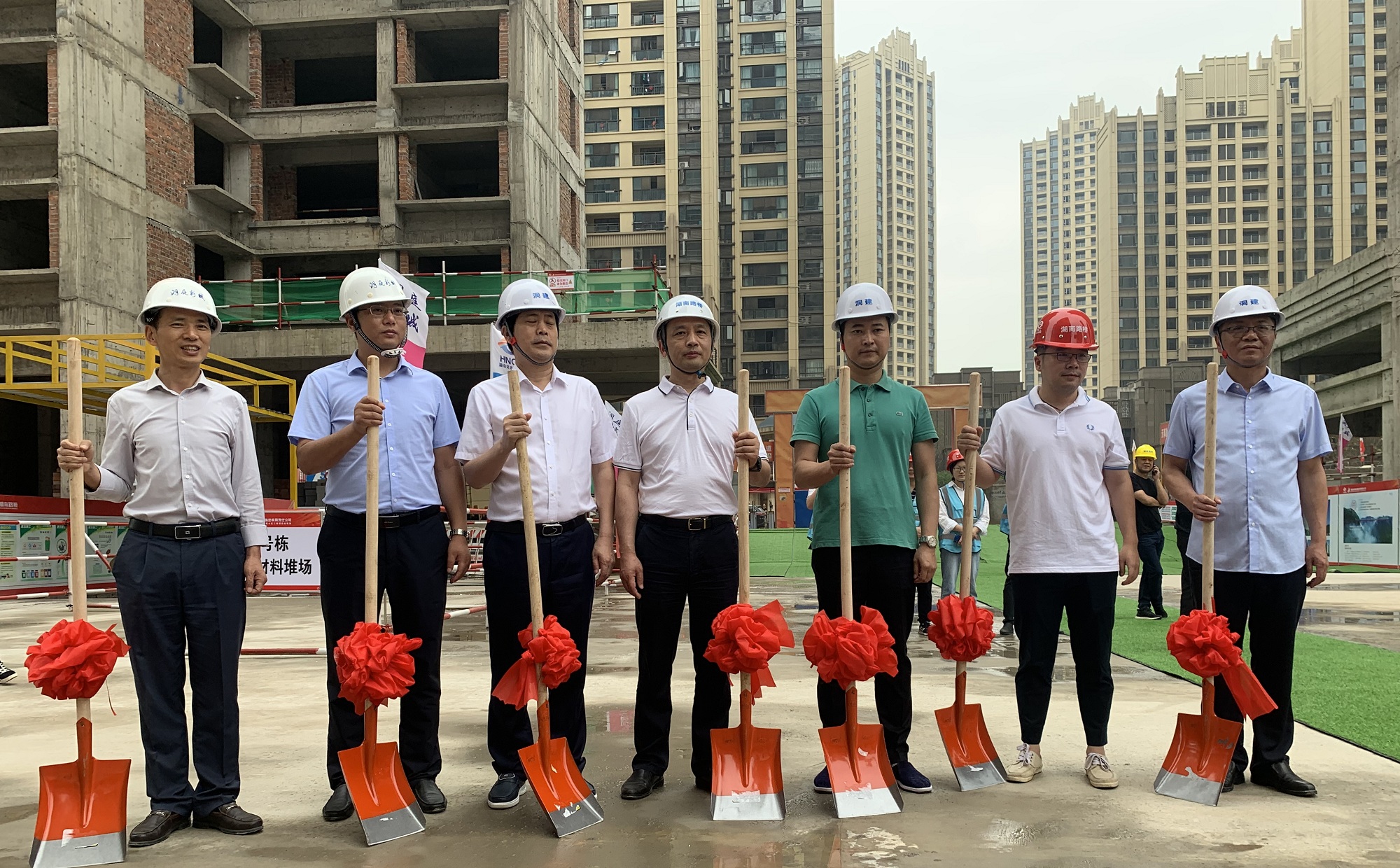 20200619122950.jpg 图片从右至左 第三位 洞庭建投公司总经理陈慎辉 第四位 建筑分公司书记兼经理 杨永强 第六位 项目经理杜玮_副本.jpg