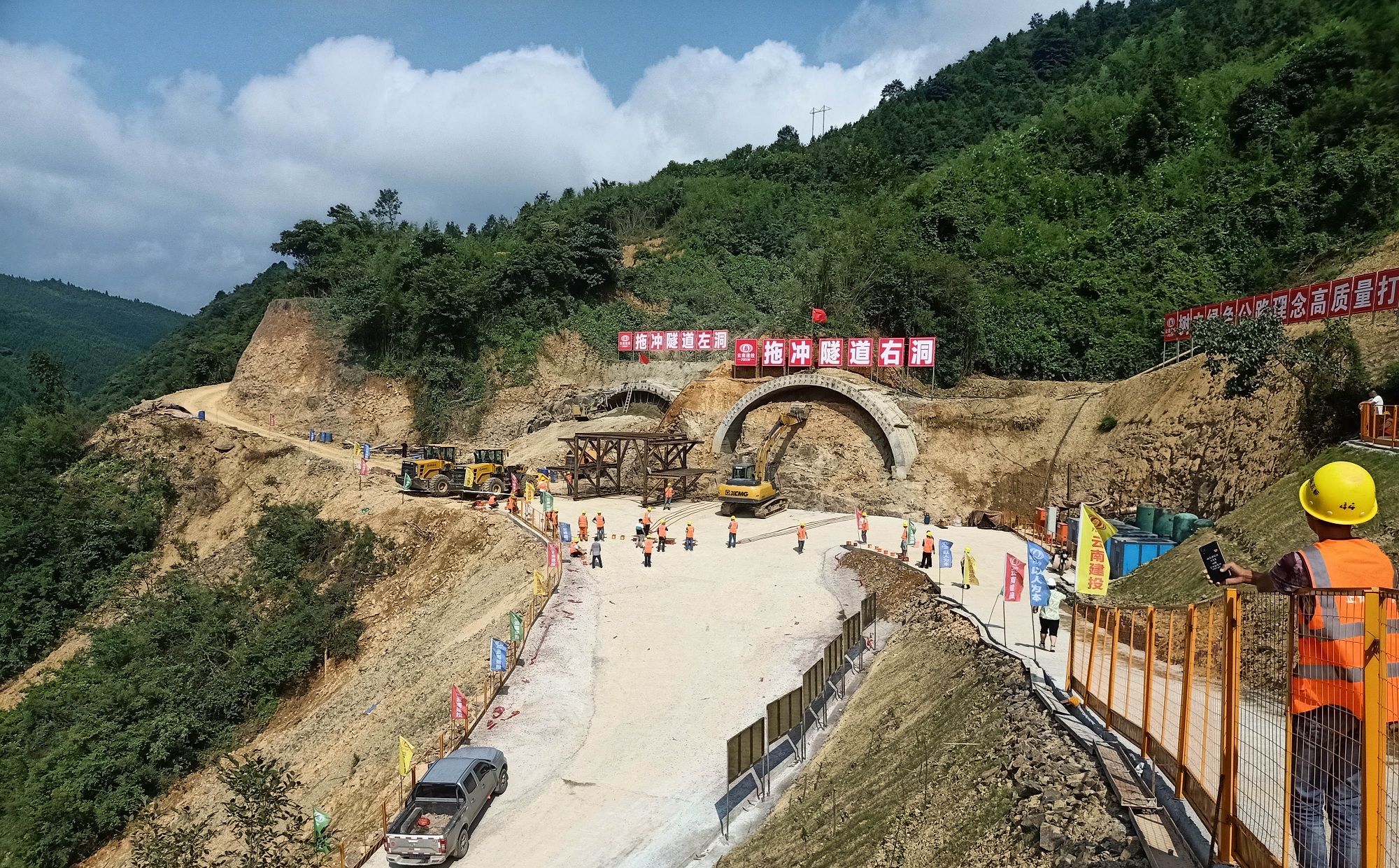 20200810596979.jpg 芷铜项目拖冲隧道_副本.jpg
