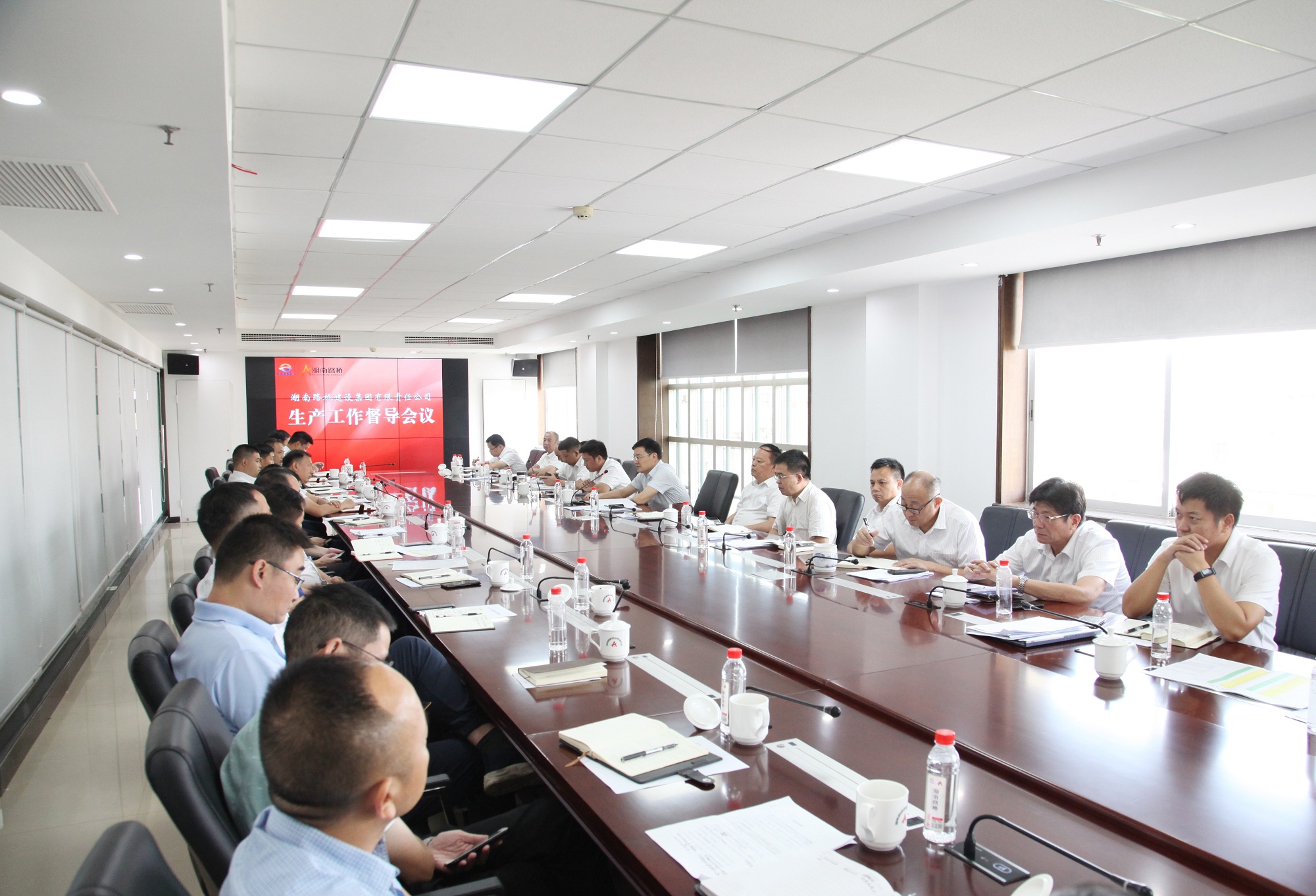 20200911111086.jpg ÑîÐÛΰ³öϯÉú²úÊÂÇé¶½µ¼»á.jpg