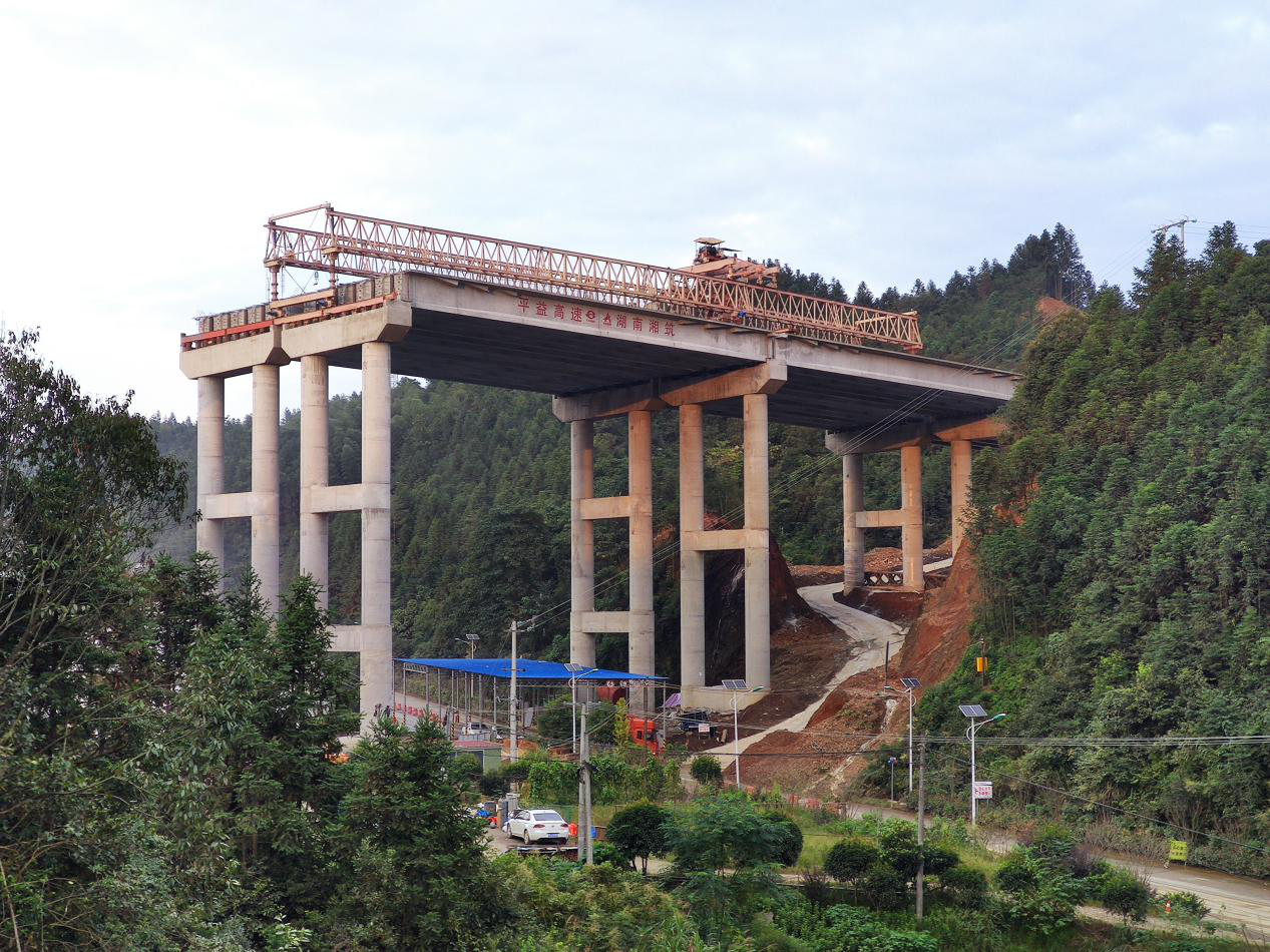 20201010180604.png 照片1:平伍7标:打造宁静通道 顺利完成上跨省道架梁施工.png