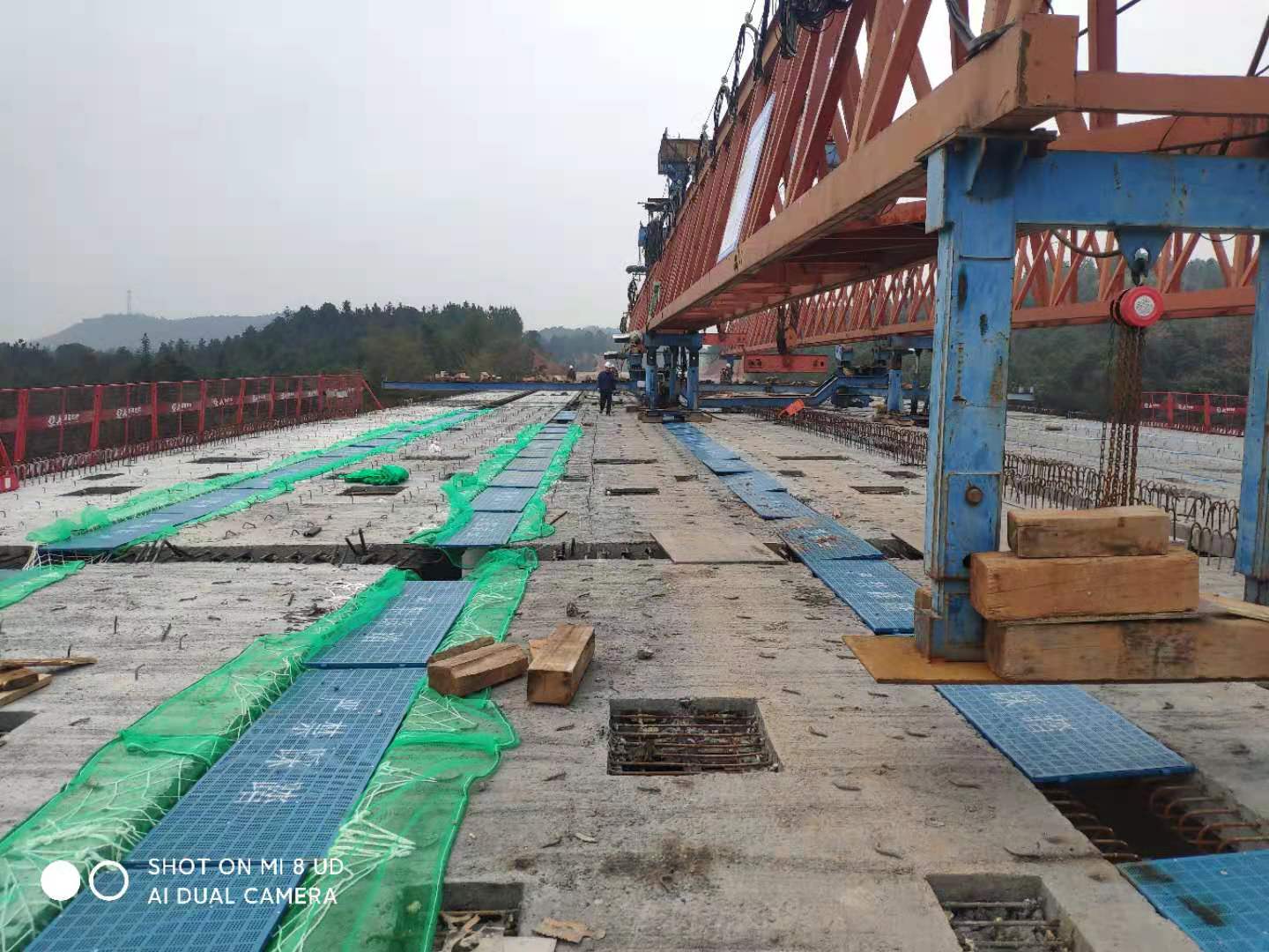 20210111110978.jpg 韶二标完成两桥架通.jpg