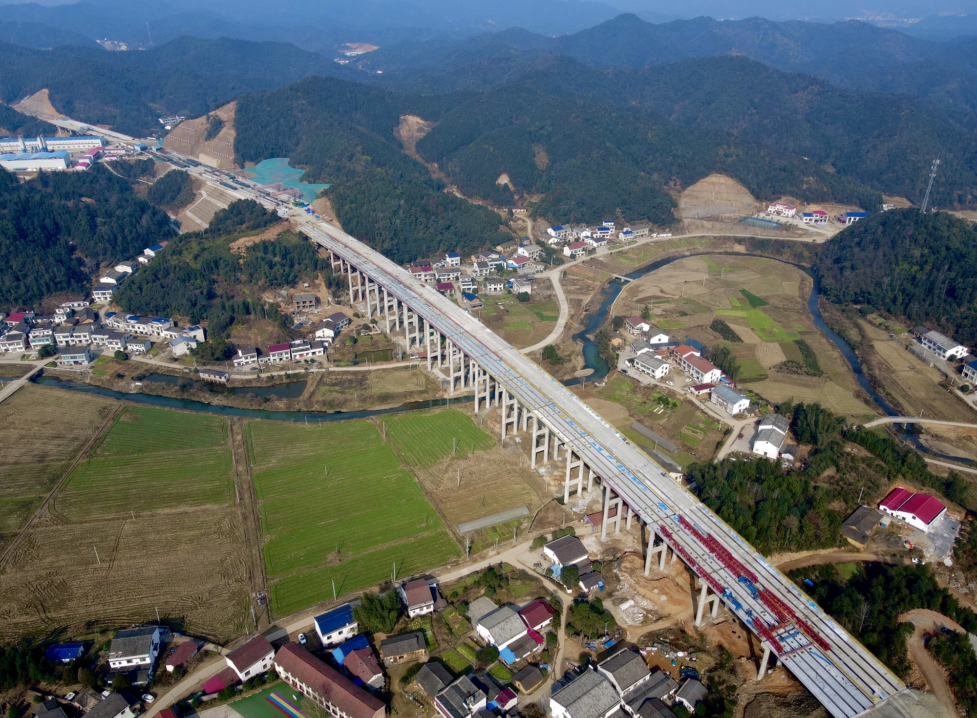 20210111811106.jpg 平益八标清潭村大桥梁片架设完成7_副本.jpg