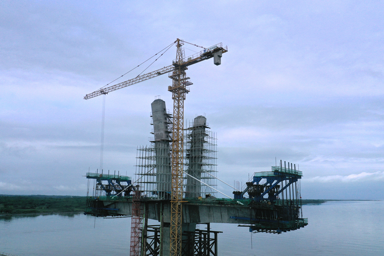 20231123101701.jpg 菲律宾卡马拉尼甘大桥乐成装置首对斜拉索 (2)_副本.jpg