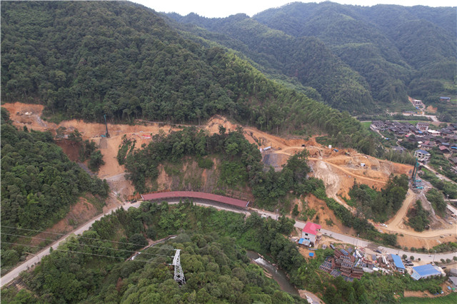 汀坪溪大桥9-18号桩基位置全部位于陡坡之上.jpg
